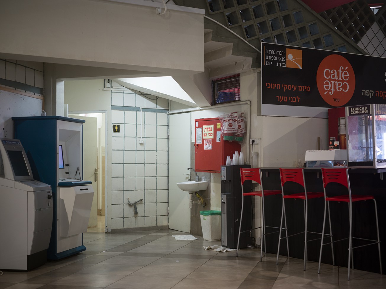 bat yam city hall _zvi hecker_1961-63-23